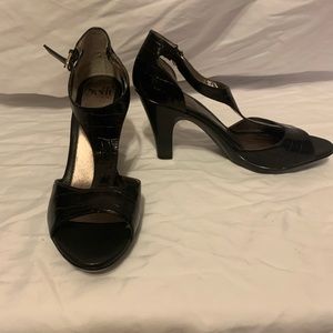 BNWOT Sofft T-strap heeled sandals size 8.5